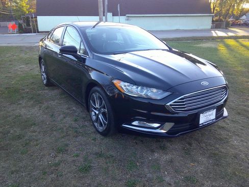 Used 2017 Ford Fusion SE w/ Equipment Group 201A FWD image 3