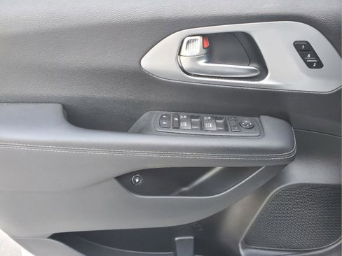 Used 2023 Chrysler Pacifica Touring-L w/ Uconnect Theater Family Group FWD image 12