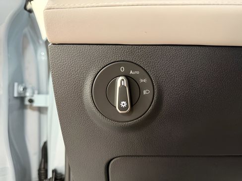 Used 2025 Volkswagen Taos SE image 22