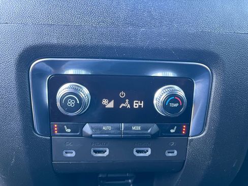 Used 2023 GMC Yukon XL Denali image 14