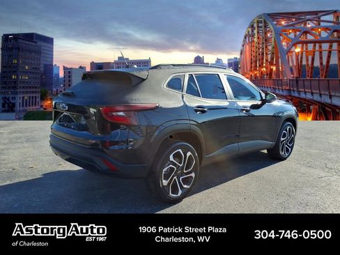 Used 2025 Chevrolet Trax RS w/ Sunroof Package image 3