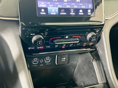 Used 2023 Jeep Grand Cherokee Laredo image 15