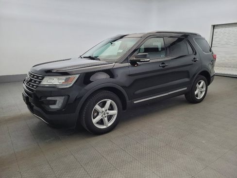 Used 2017 Ford Explorer XLT image 2