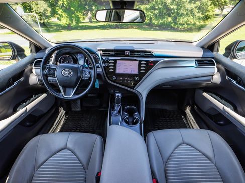Used 2018 Toyota Camry SE FWD image 2