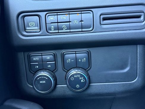 Used 2023 Chevrolet Suburban Premier image 21