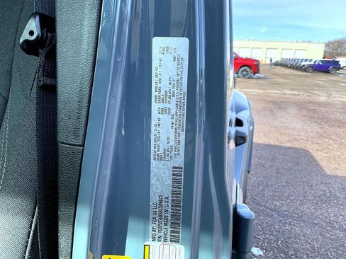 Used 2025 Jeep Gladiator Sport image 25