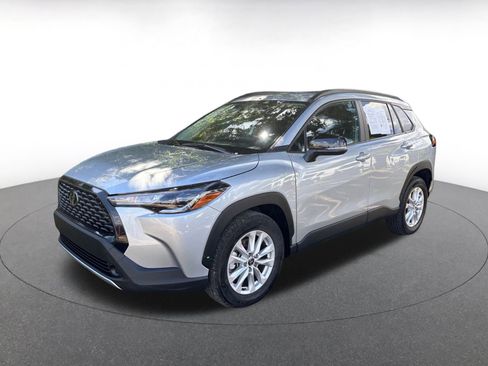 Used 2025 Toyota Corolla Cross LE image 4