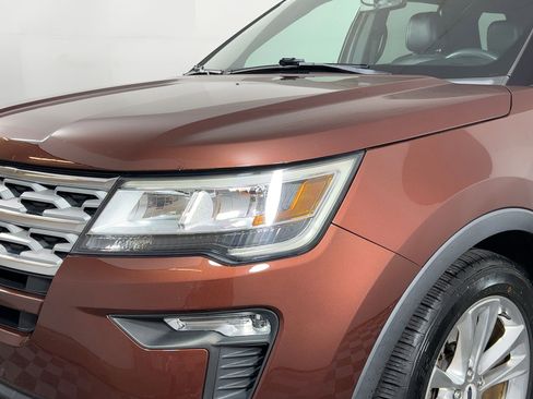 Used 2018 Ford Explorer XLT w/ Equipment Group 202A image 9