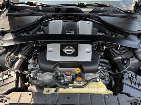 Used 2018 Nissan 370Z Coupe RWD image 9