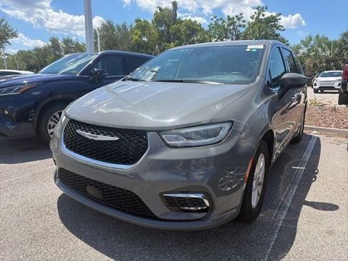 Used 2023 Chrysler Pacifica Touring-L FWD image 1
