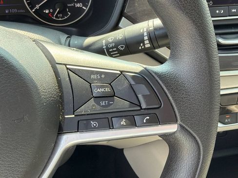 Used 2025 Nissan Altima 2.5 SV FWD image 25