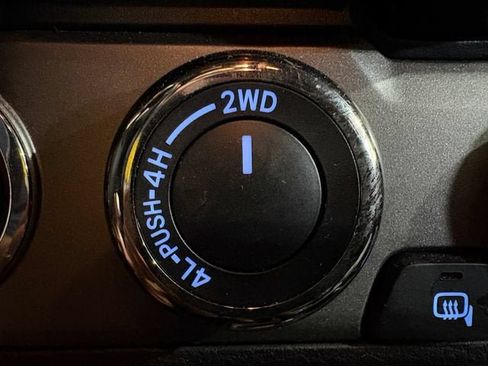 Used 2018 Toyota Tacoma TRD Off-Road AWD/4WD image 18