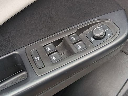 Used 2025 Volkswagen Taos SE image 15