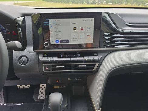 Used 2025 Toyota Camry SE w/ Convenience Package image 19