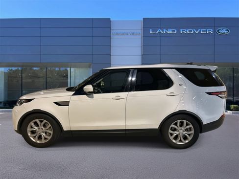 Used 2018 Land Rover Discovery SE image 2