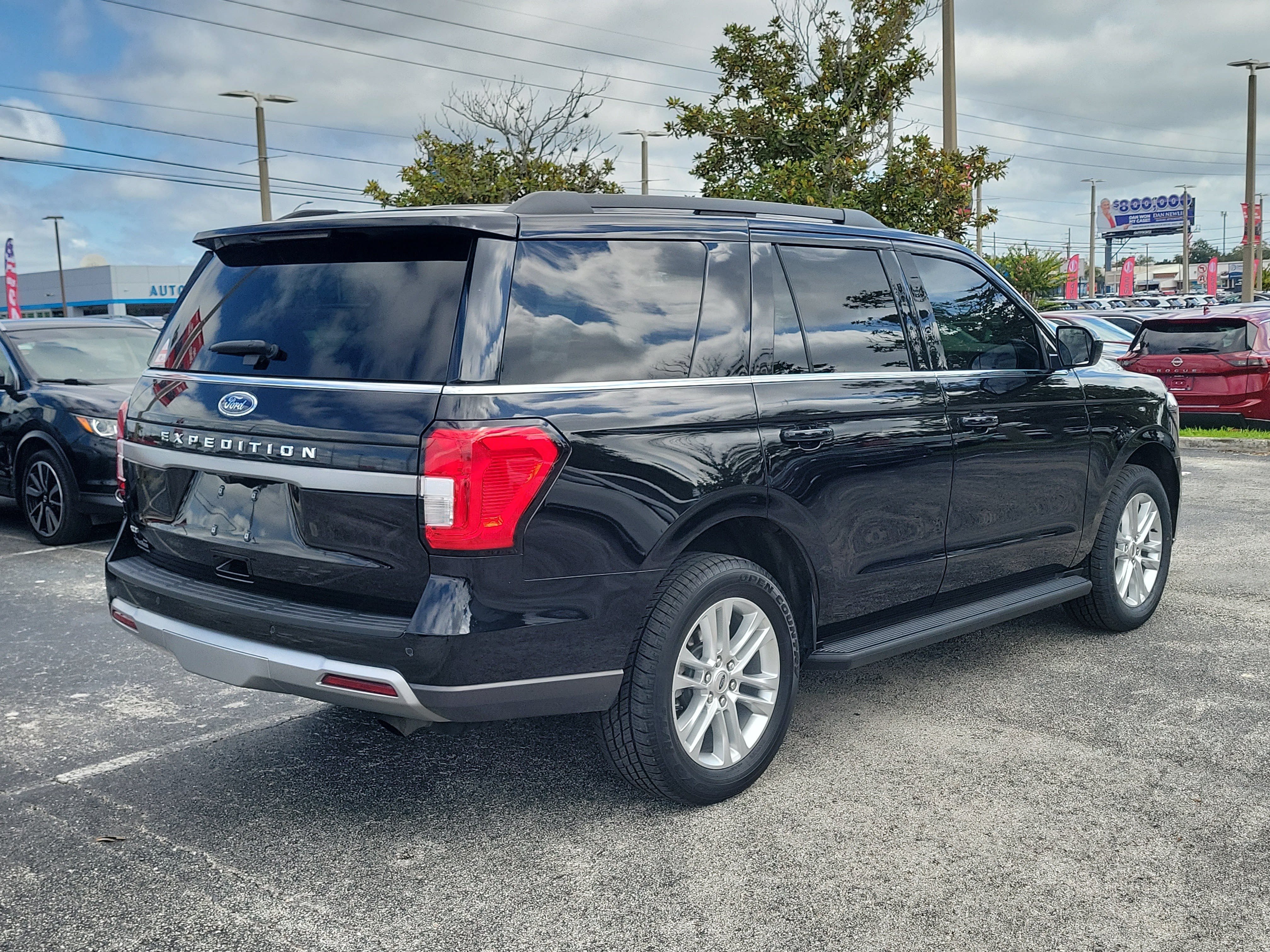 Used 2024 Ford Expedition XLT RWD image 4