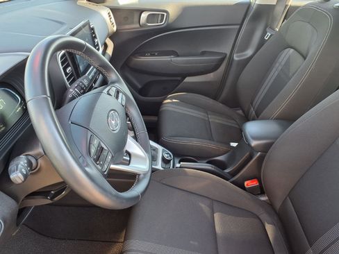 Used 2024 Hyundai Venue SEL image 16