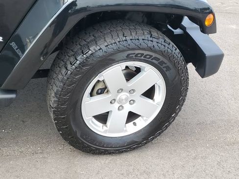 Used 2012 Jeep Wrangler Sahara w/ Connectivity Group AWD/4WD image 6