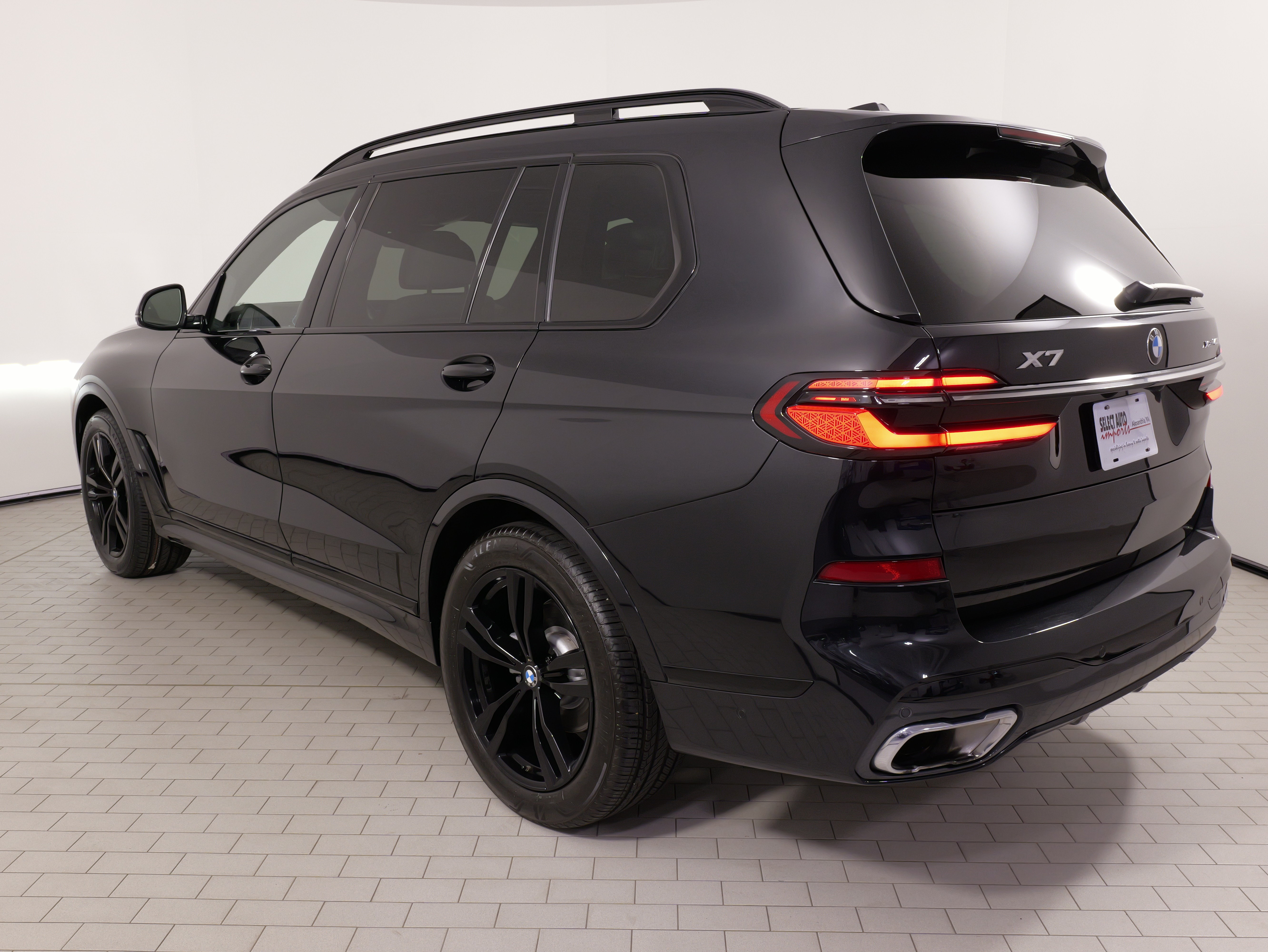 Used 2024 BMW X7 xDrive40i w/ M Sport Package AWD/4WD image 15