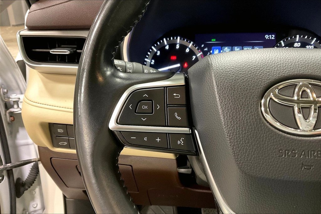 Used 2020 Toyota Highlander XLE AWD/4WD image 12