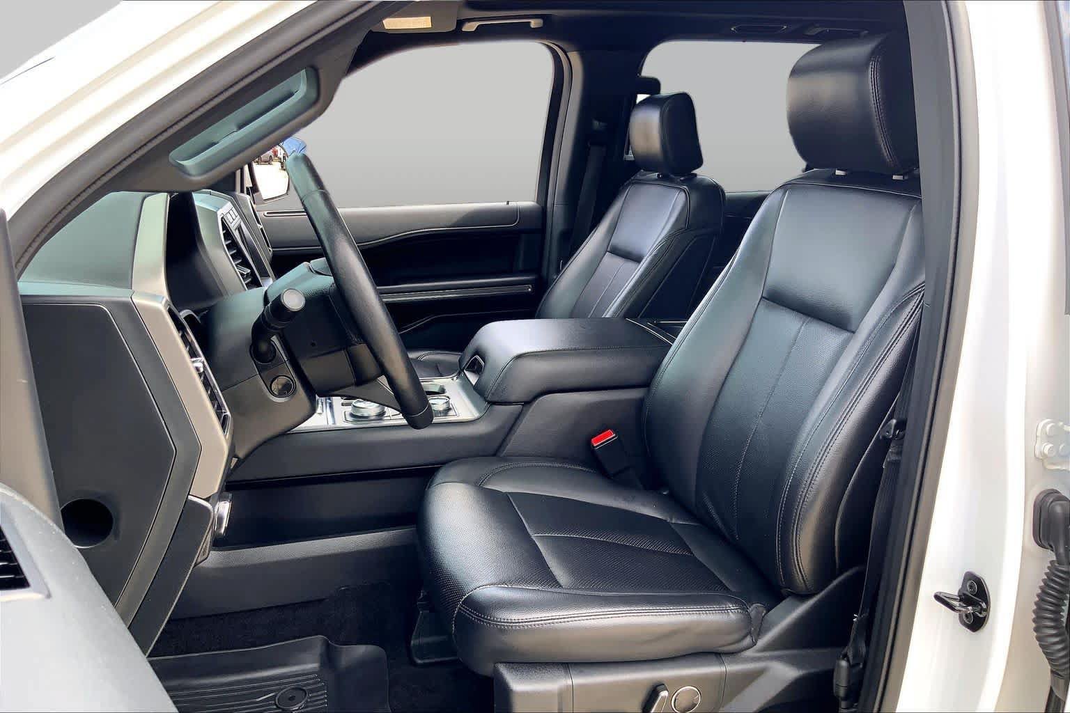 Used 2019 Ford Expedition XLT w/ Equipment Group 202A AWD/4WD image 8
