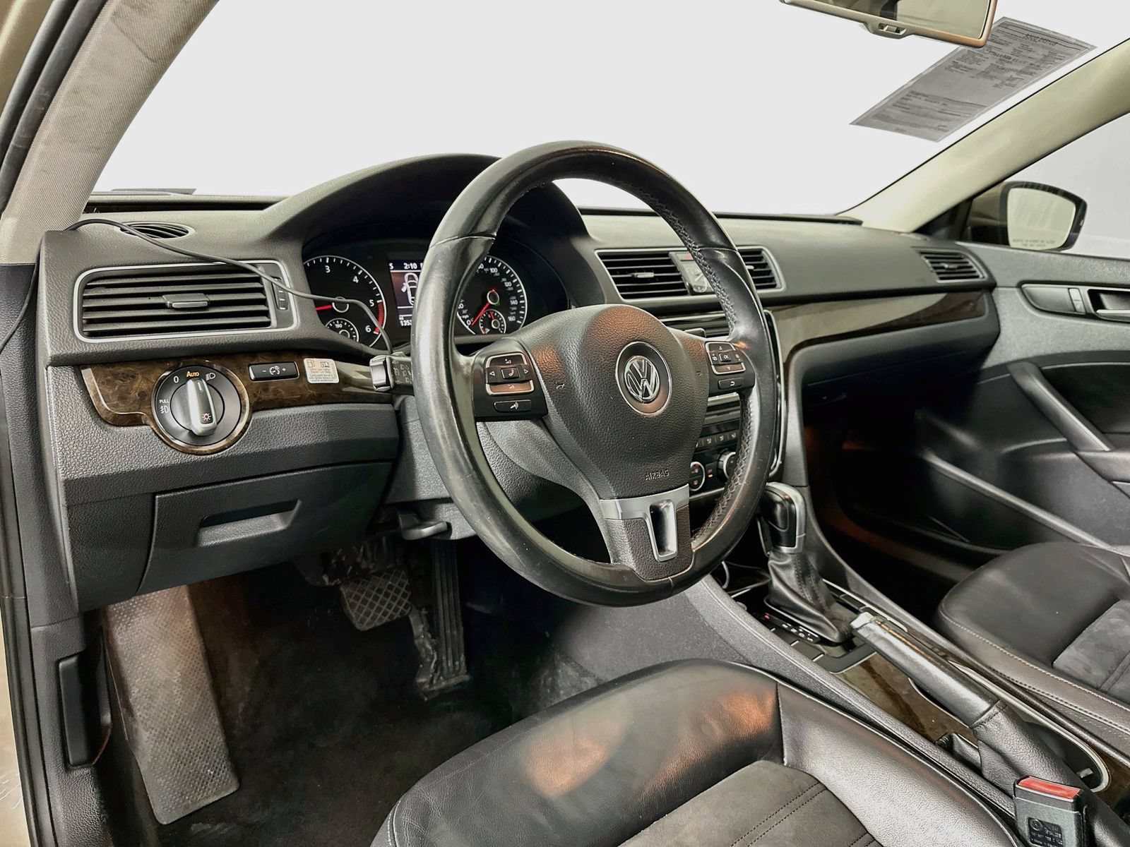 Used 2015 Volkswagen Passat TDI SEL Premium FWD image 9