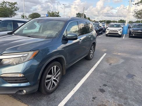 Used 2017 Honda Pilot Touring image 1