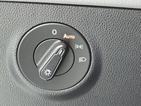 Certified 2023 Volkswagen Taos SE w/ Panoramic Sunroof Package image 25