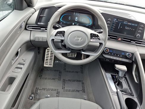 Used 2025 Hyundai Elantra Sport image 12