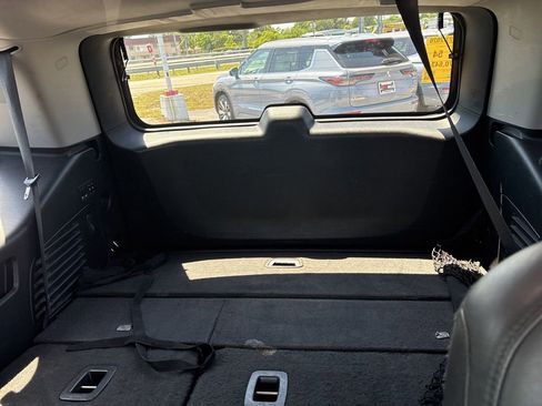 Used 2018 Cadillac Escalade Luxury AWD/4WD image 12