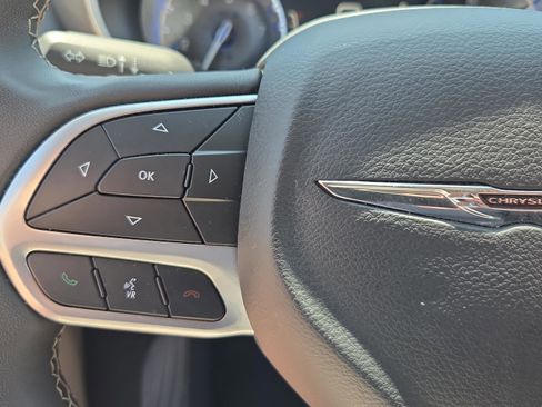 Used 2024 Chrysler Pacifica Touring-L FWD image 15
