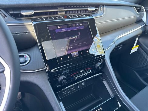 New 2025 Jeep Grand Cherokee L Laredo image 27