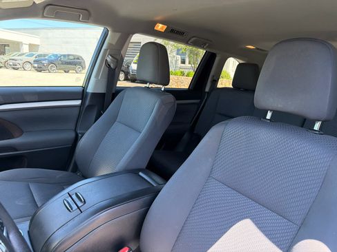 Used 2018 Toyota Highlander LE w/ Carpet Mat Package (TMS) AWD/4WD image 7
