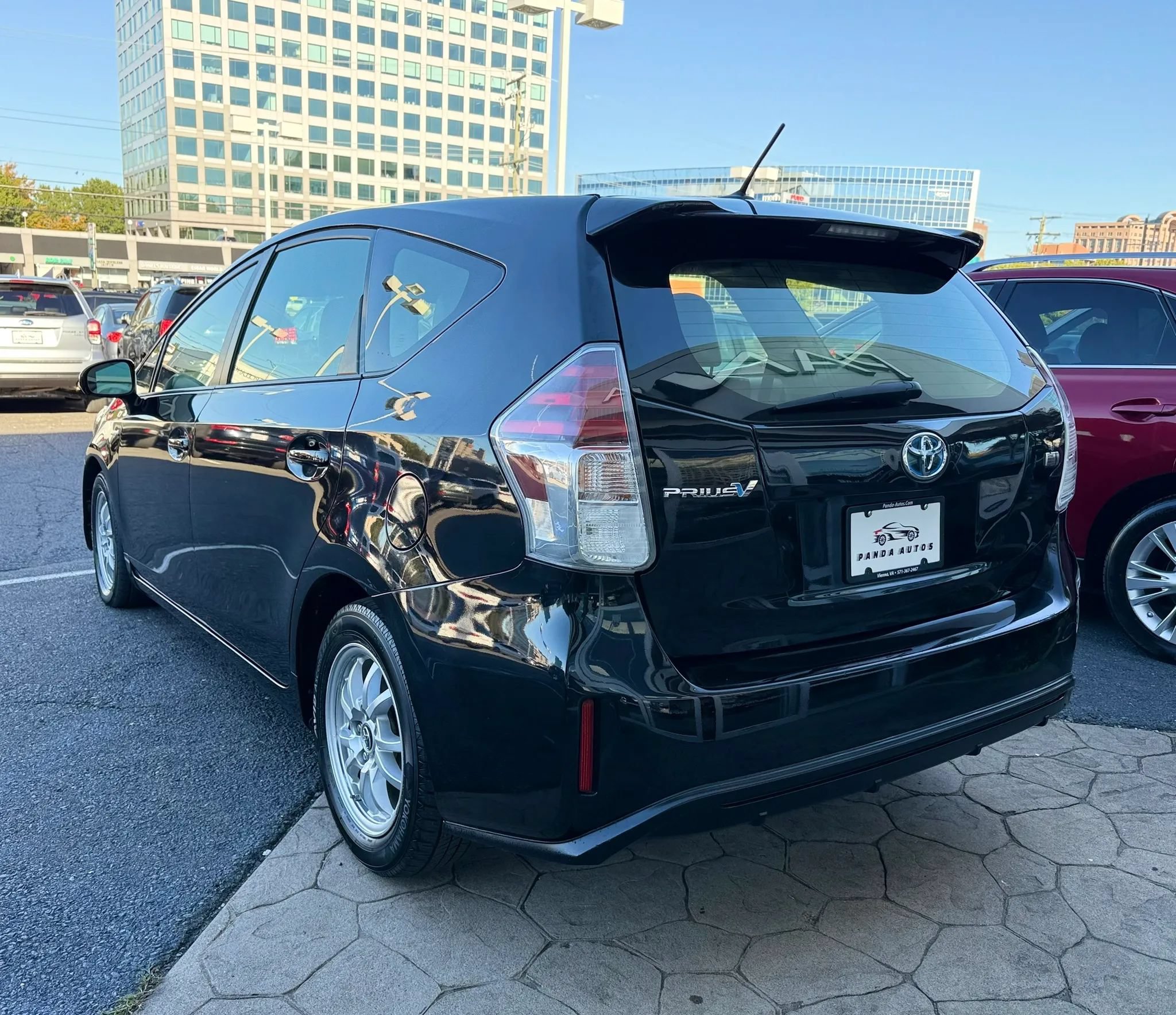 Used 2017 Toyota Prius V Four w/ Carpet Mat Package FWD image 5