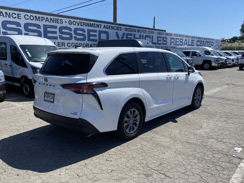 Used 2021 Toyota Sienna LE FWD image 7