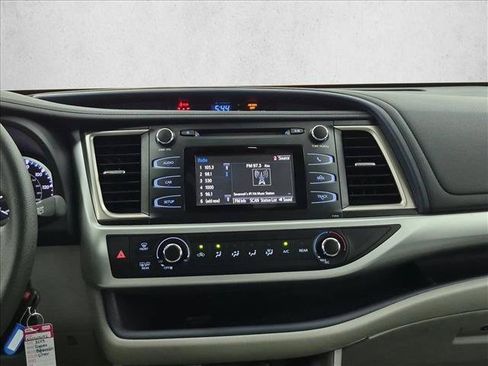 Used 2019 Toyota Highlander LE FWD image 15