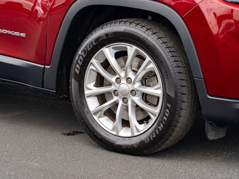 Used 2019 Jeep Cherokee Latitude w/ Popular Appearance Group FWD image 8
