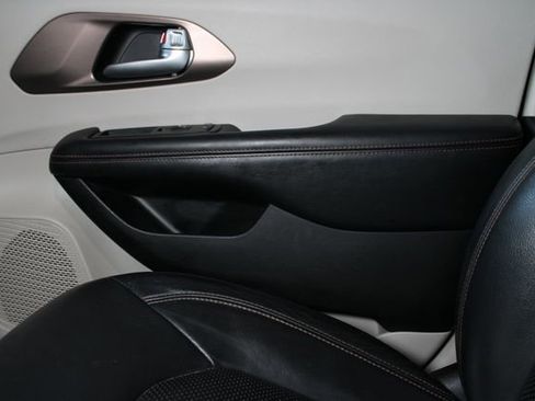 Used 2018 Chrysler Pacifica Touring-L Plus w/ Tire & Wheel Group FWD image 21