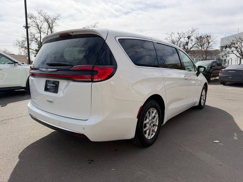 Used 2023 Chrysler Pacifica Touring-L image 7