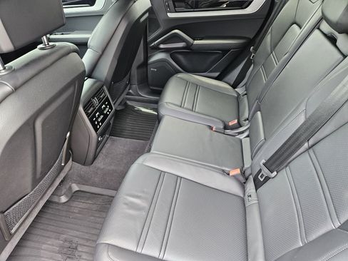Certified 2024 Porsche Cayenne Coupe AWD/4WD image 28