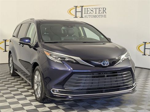 Used 2024 Toyota Sienna Platinum image 2