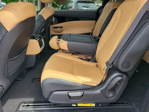 Used 2024 Kia Carnival EX FWD image 9