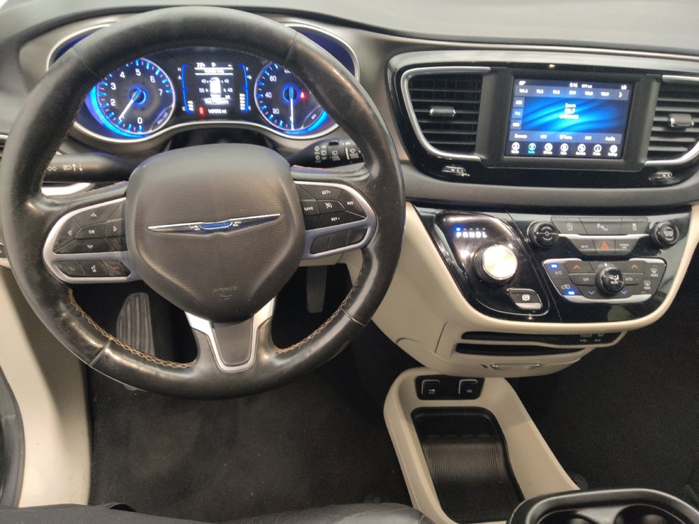 Used 2020 Chrysler Pacifica Touring-L FWD image 22