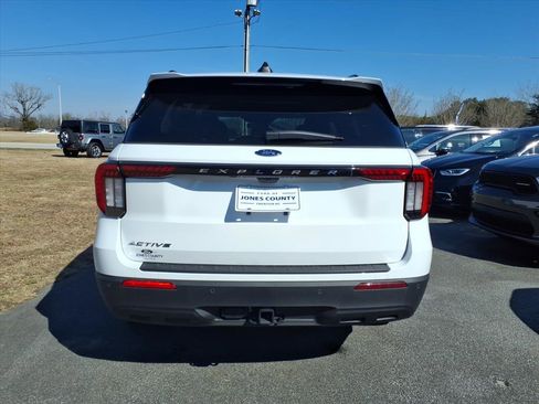 Used 2025 Ford Explorer Active image 3