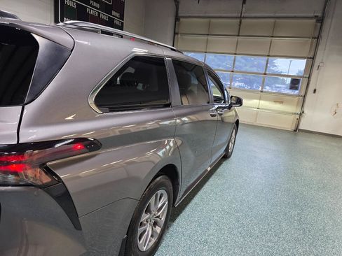 Used 2024 Toyota Sienna XLE FWD image 7