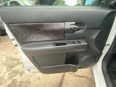 Used 2015 Scion xB FWD image 10