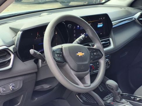 Used 2025 Chevrolet TrailBlazer LT AWD/4WD image 14