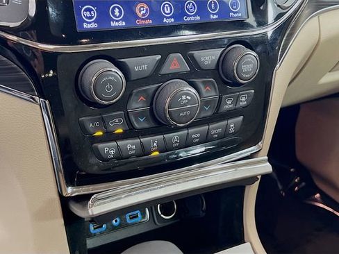 Used 2019 Jeep Grand Cherokee Limited image 14