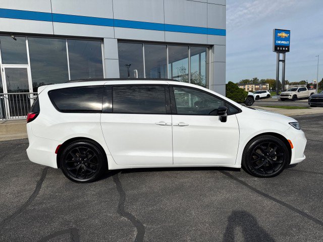 Used 2025 Chrysler Pacifica Limited FWD image 2
