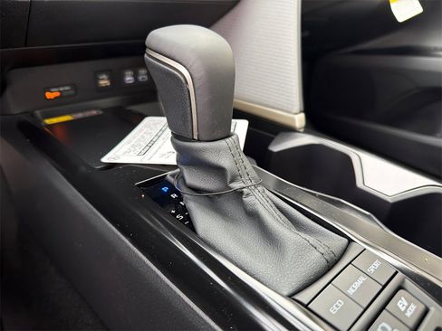 Used 2026 Toyota Camry SE w/ Multimedia Upgrade Package image 30